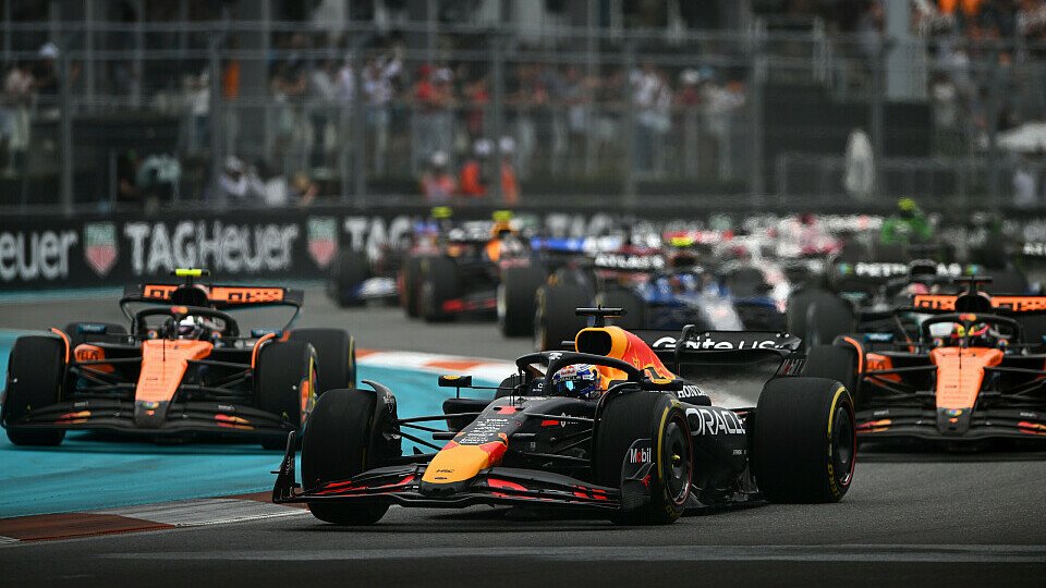 Max Verstappen (Red Bull) verteidigt in Kurve 1 die Führung vor Lando Norris (McLaren) und Oscar Piastri übernimmt Platz 2.