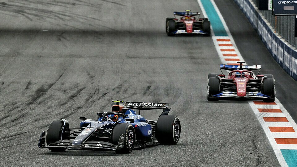 Carlos Sainz Jr. im Williams vor den beiden Ferrari mit Charles Leclerc und Lewis Hamilton Carlos Sainz Jr. im Williams vor den beiden Ferrari mit Charles Leclerc und Lewis Hamilton