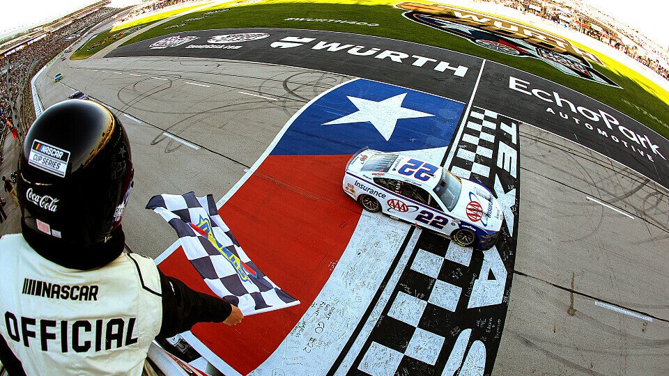 Joey Logano (#22 Team Penske) gewinnt auf dem Texas Motor Speedway in der Overtime