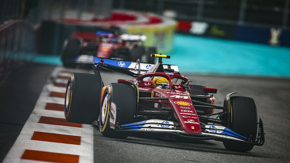 Ferrari-Pilot Lewis Hamilton vor Teamkollege Charles Leclerc 