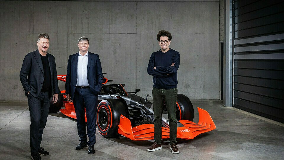 Audi CEO Gernot Döllner, Jürgen Rittersberger und Mattia Binotto stehen vor einem Audi-F1-Showcar
