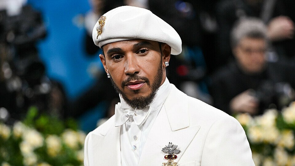 Lewis Hamilton auf dem roten Teppich bei der Met Gala 2025.