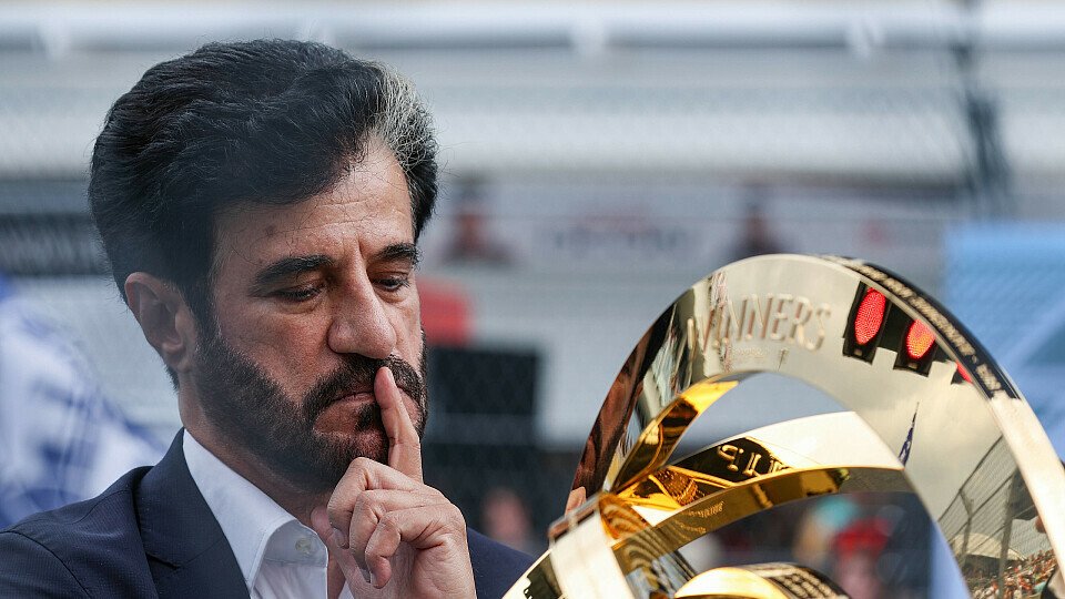 FIA-Präsident Mohammed Ben Sulayem denkt in der Miami-Startaufstellung vor der Trophäe nach FIA-Präsident Mohammed Ben Sulayem denkt in der Miami-Startaufstellung vor der Trophäe nach