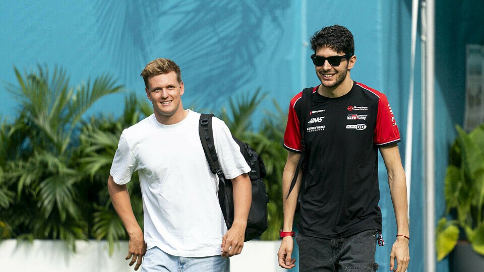 Mick Schumacher und Esteban Ocon (Haas) im Formel-1-Paddock in Miami Mick Schumacher und Esteban Ocon (Haas) im Formel-1-Paddock in Miami