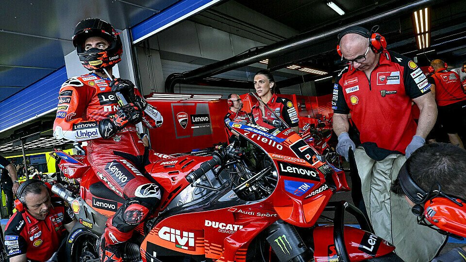 Francesco Bagnaia in der Boxengasse von Jerez