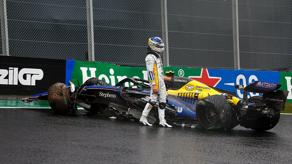 Franco Colapinto vor seinem zerstörten Auto beim Sao Paolo Grand Prix 2024. Franco Colapinto vor seinem zerstörten Auto beim Sao Paolo Grand Prix 2024.