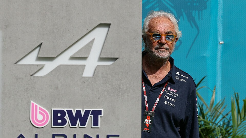 Flavio Briatore beim Formel-1-GP in Miami 2025 (USA) neben einem Alpine-Logo