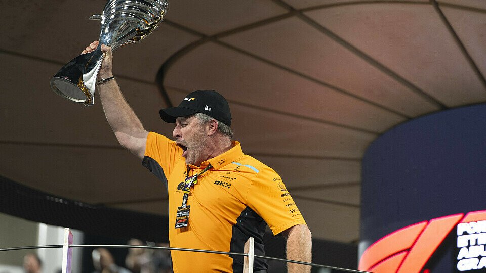 McLaren-Teamchef Zac Brown jubelt auf dem Podium