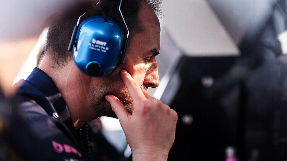 Alpine-Teamchef Oliver Oakes am Kommandostand des Formel-1-Teams Alpine-Teamchef Oliver Oakes am Kommandostand des Formel-1-Teams