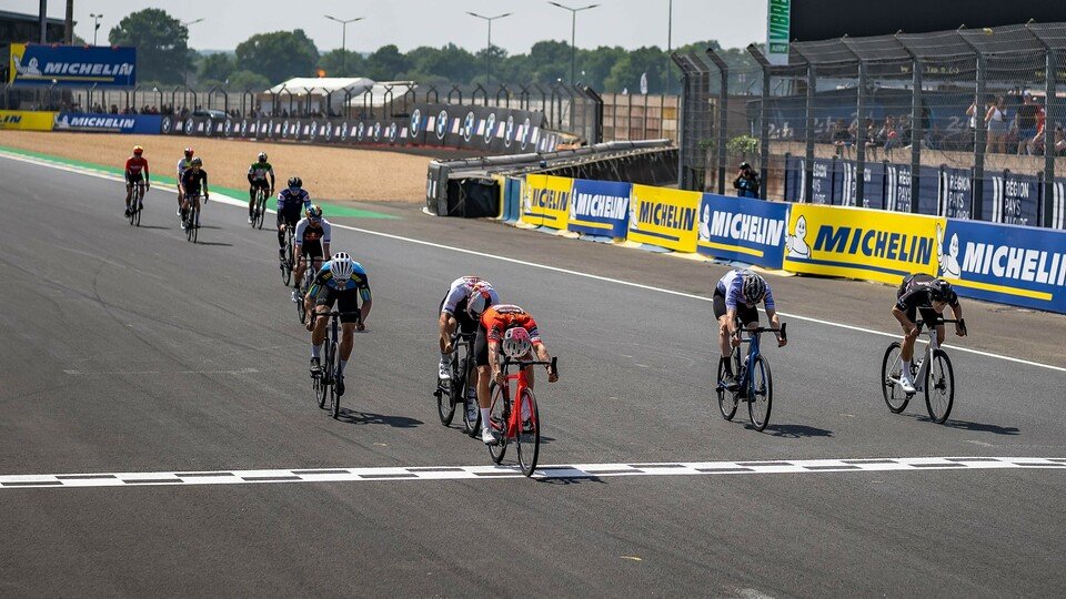 Marc Marquez siegt im Radrennen gegen MotoGP-Kollegen und Marc Cavendish