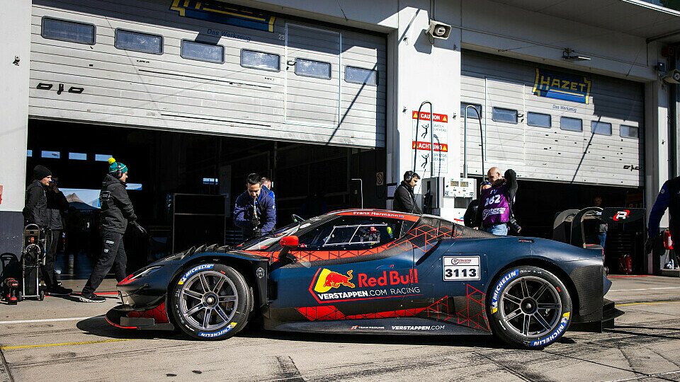 Max Verstappen im Ferrari 296 GT3 (Emil Frey Racing) bei Probe- und Einstellfahrten der NLS/VLN auf Nürburgring-Nordschleife.
