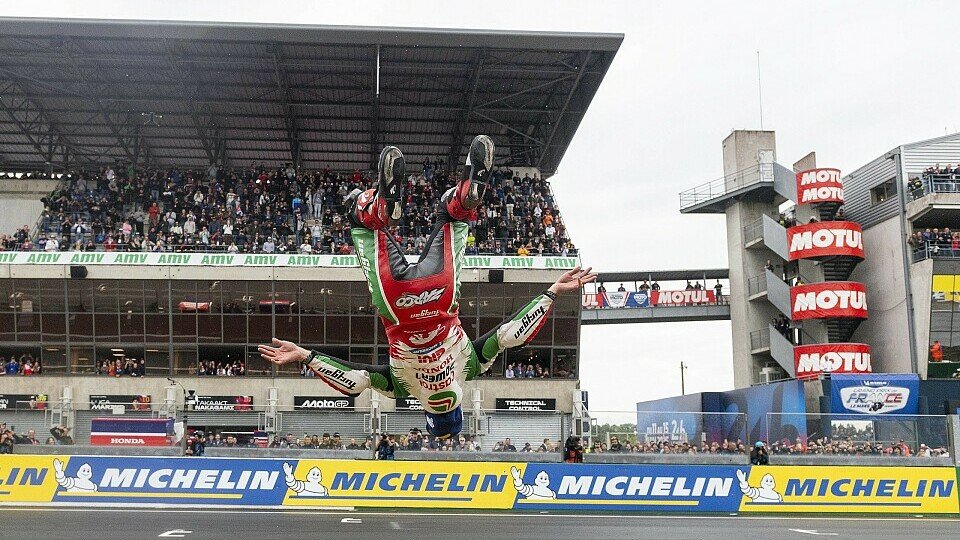 Sieger Johann Zarco (LCR Honda) mit Backflip-Salto Sieger Johann Zarco (LCR Honda) mit Backflip-Salto
