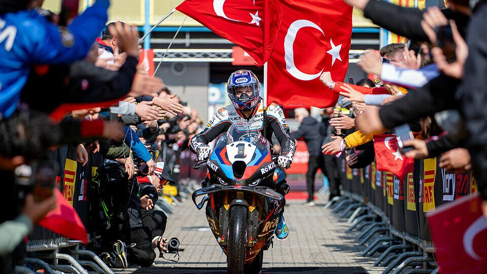 Toprak Razgatlioglu feiert seinen Sieg in Assen