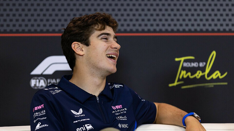 Alpine-Pilot Franco Colapinto lacht in der Pressekonferenz von Imola