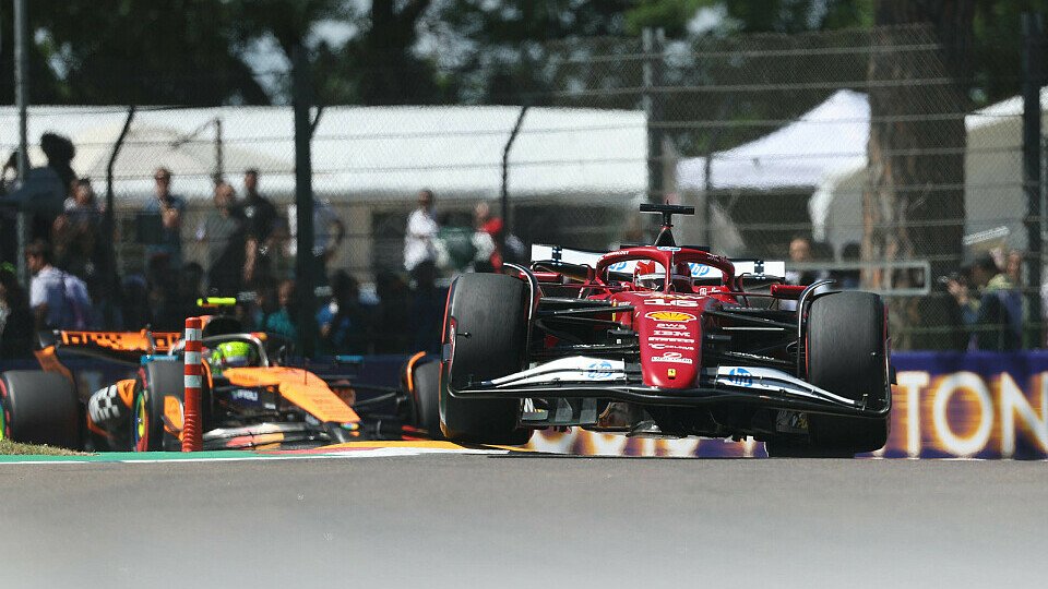 Lando Norris in der Schikane von Imola hinter dem Ferrari von Charles Leclerc