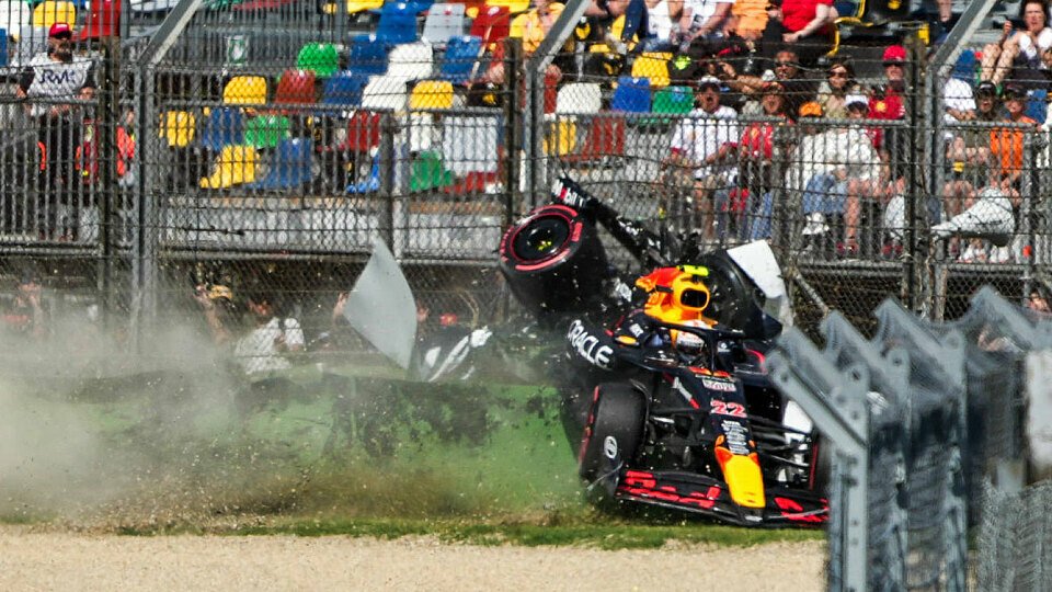 Yuki Tsunoda hebt bei seinem Unfall in Imola im Kiesbett ab Yuki Tsunoda hebt bei seinem Unfall in Imola im Kiesbett ab