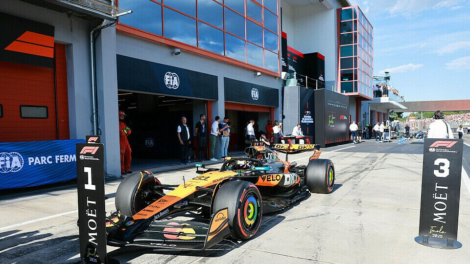 Oscar Piastri (McLaren) im Parc Ferme nach dem Formel-1-Qualifying in imola (Emilia-Romagna/Italien)