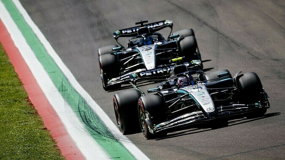 Kimi Antonelli und George Russell in ihren Mercedes-Autos in Imola.