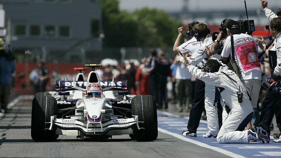 Robert Kubica wird von Sauber-Mechanikern bejubelt