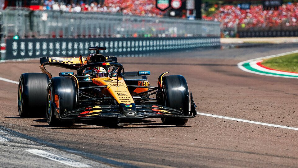 McLaren-Pilot Oscar Piastri (McLaren) fährt nach dem Boxenstopp wieder auf die Strecke