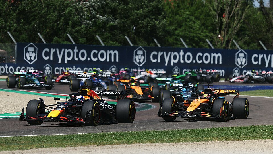 Max Verstappen überholt im Red Bull kurz nach dem Start Polesetter Oscar Piastri im McLaren 