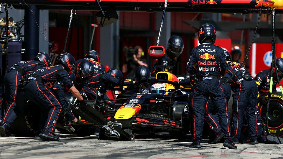 Red Bull-Fahrer Max Verstappen beim Boxenstopp