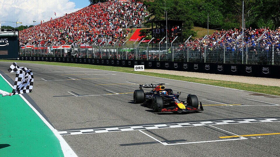 Red Bull-Fahrer Max Verstappen fährt als Sieger über die Ziellinie