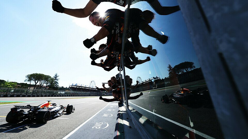 Red Bull-Fahrer Max Verstappen fährt unter dem Jubel des Teams als Sieger über die Ziellinie