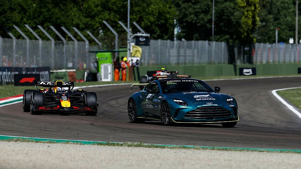 Max Verstappen (Red Bull) führt hinter dem Safety Car das Rennen an