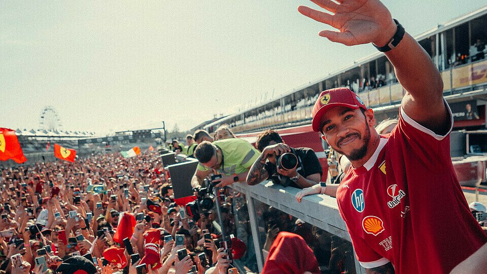 Ferrari-Pilot Lewis Hamilton feiert nach dem Rennen mit den Fans Ferrari-Pilot Lewis Hamilton feiert nach dem Rennen mit den Fans
