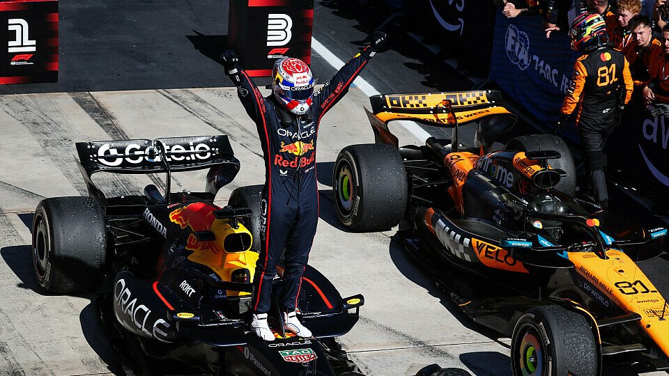 Sieger Max Verstappen (Red Bull) und Polesetter Oscar Piastri (McLaren) im Parc Ferme