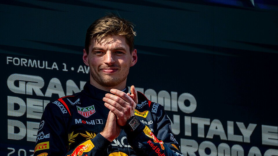 Max Verstappen applaudiert auf dem Podium von Imola