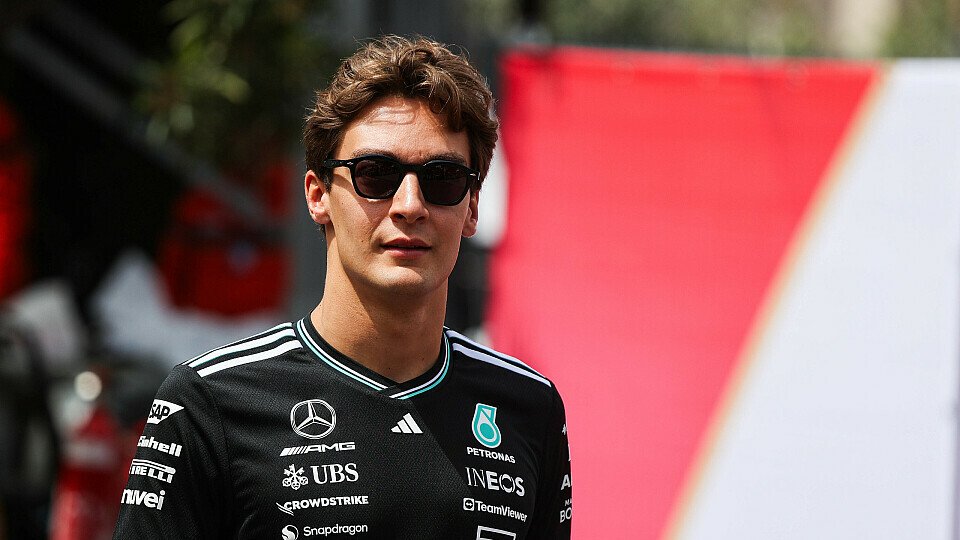 Mercedes-Fahrer George Russell im Paddock