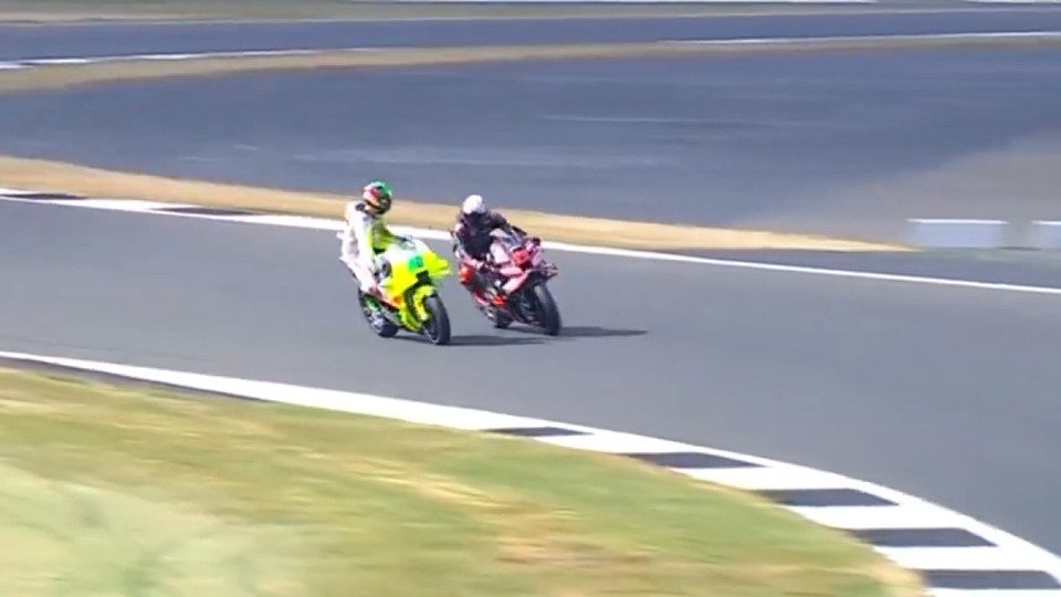 Für diese Blockade kassierte Franco Morbidelli eine MotoGP-Strafe, Foto: Screenshot/MotoGP.com