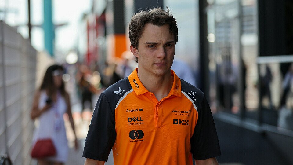 Oscar Piastri im McLaren im Paddock