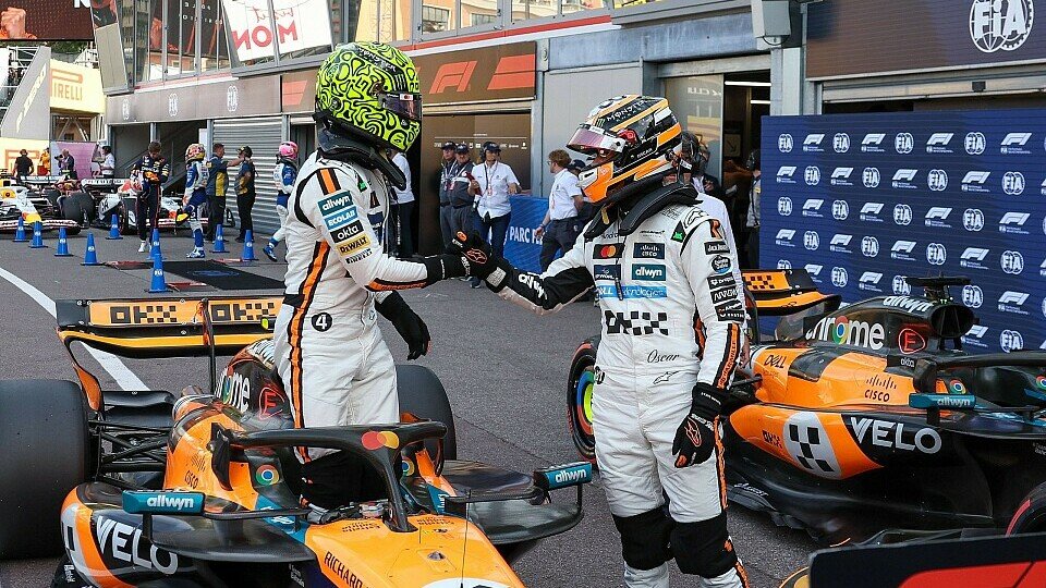 McLaren-Pilot Oscar Piastri gratuliert Teamkollege Lando Norris im Parc Ferme zur Pole Position