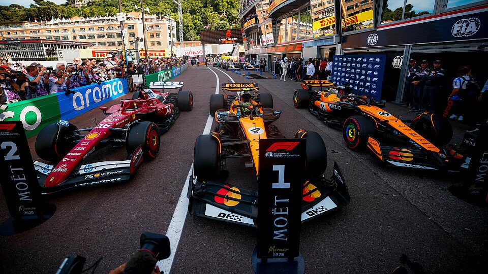 Qualifying Top-3 mit Charles Leclerc (Ferrari), Polesetter Lando Norris und Oscar Piastri (beide McLaren) im Parc Ferme Qualifying Top-3 mit Charles Leclerc (Ferrari), Polesetter Lando Norris und Oscar Piastri (beide McLaren) im Parc Ferme