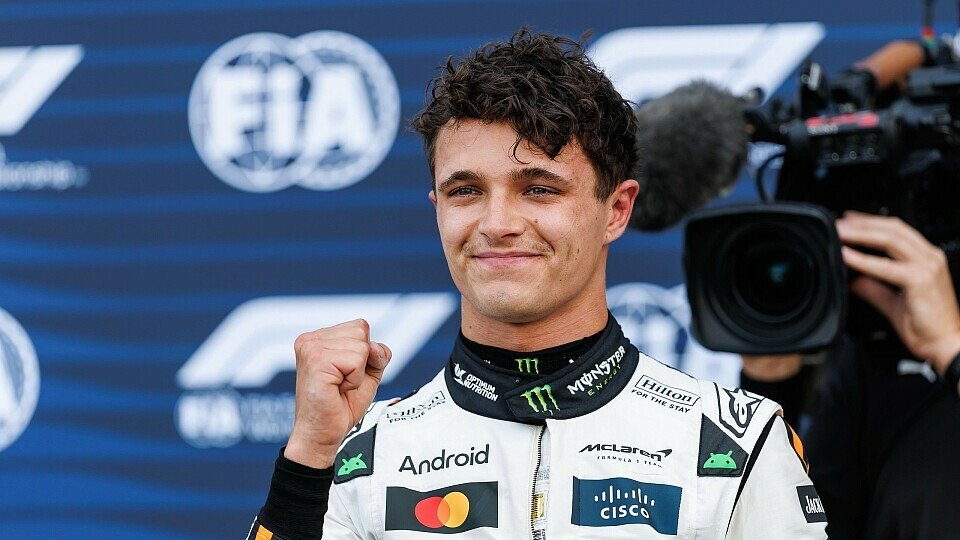 McLaren-Fahrer Lando Norris feiert im Parc Ferme die Pole Position