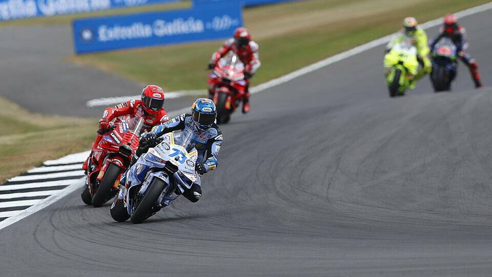 Alex Marquez führt den MotoGP-Sprint in Silverstone vor Marc Marquez und Francesco Bagnaia an.