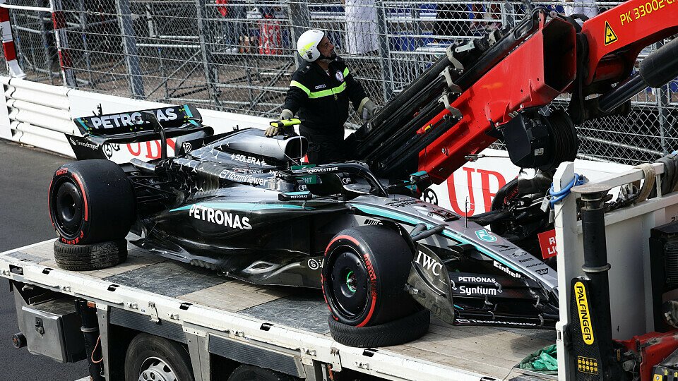 Der Mercedes von George Russell nach Ausfall auf dem Abschleppwagen