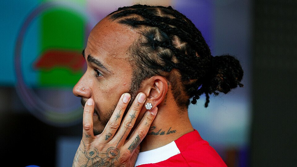 Ferrari-Fahrer Lewis Hamilton spricht mit den Medien Ferrari-Fahrer Lewis Hamilton spricht mit den Medien