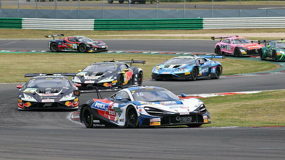 DTM-Autos fahren hintereinander auf dem Lausitzring.