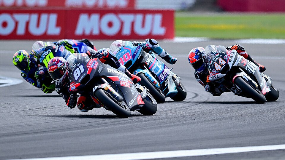 Das Moto2-Rennen in Silverstone wurde in der letzten Schikane entschieden, Foto: IMAGO / Pro Sports Images