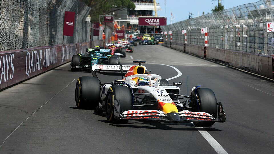 Isack Hadjar im Racing Bull vor Fernando Alonso in Aston Martin