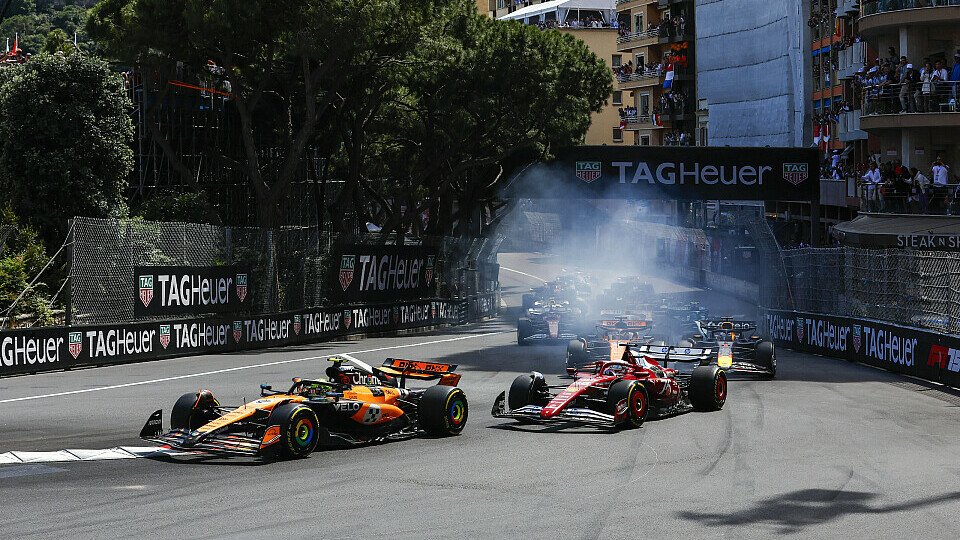Lando Norris (McLaren) gewinnt den Start vor Charles Leclerc (Ferrari), Oscar Piastri (McLaren) und Max Verstappen (Red Bull)