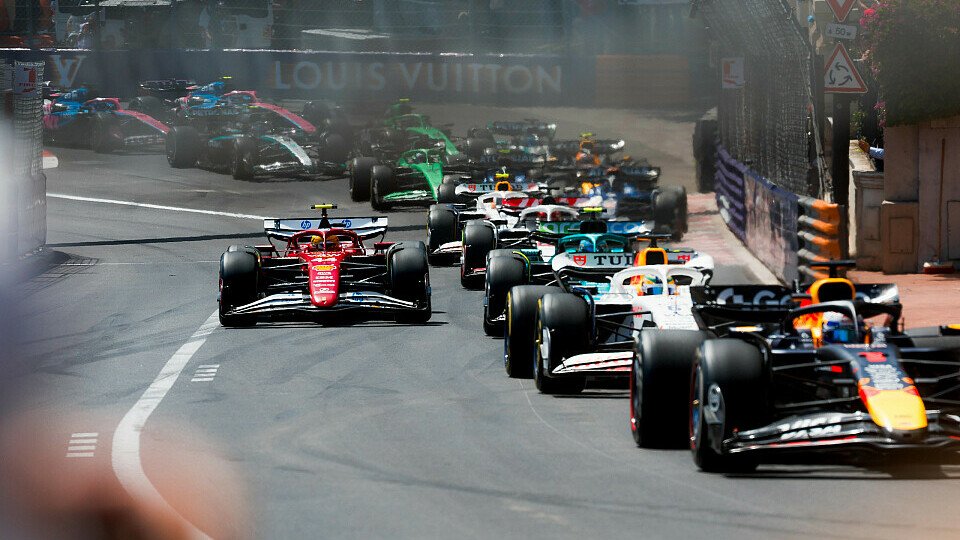 Max Verstappen (Red Bull) auf P4 nach dem Start, während Lewis Hamilton (Ferrari) eine zweite Linie fährt