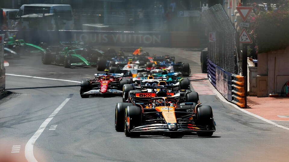 Polesetter Lando Norris führt im McLaren nach dem Start