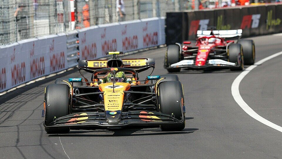 Lando Norris führt im McLaren vor Charles Leclerc im Ferrari