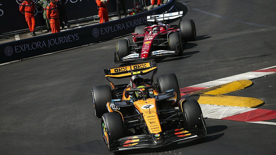 Lando Norris führt im McLaren vor Charles Leclerc im Ferrari Lando Norris führt im McLaren vor Charles Leclerc im Ferrari