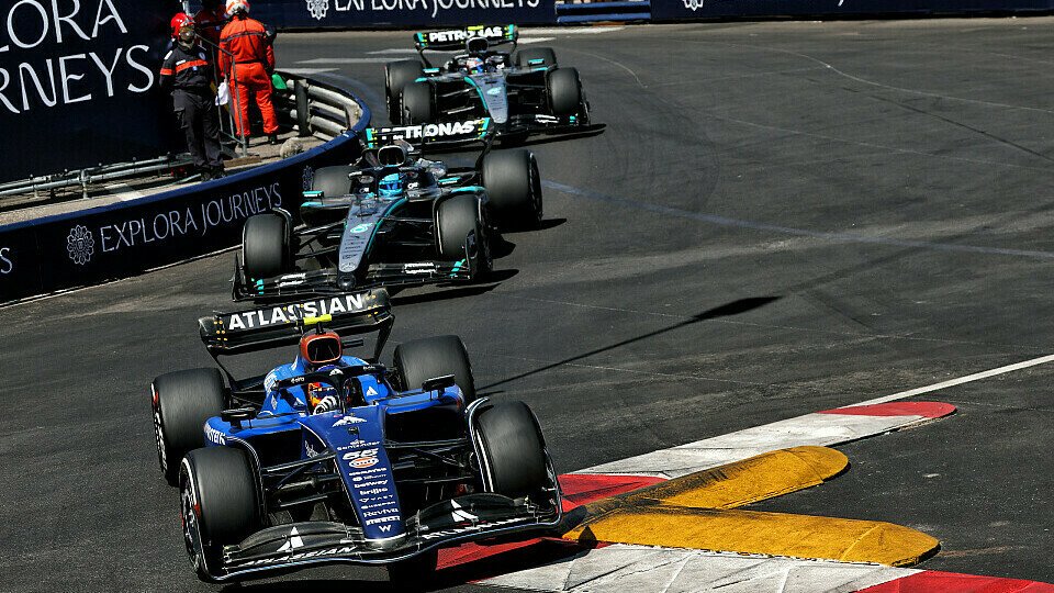 Carlos Sainz Jr. im Williams vor den beiden Mercedes mit George Russell und Kimi Antonelli